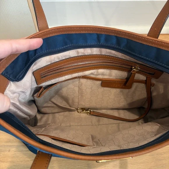 Michael Kors Navy Signature Logo Lining Kempton Nylon Tote - Picture 7 of 8